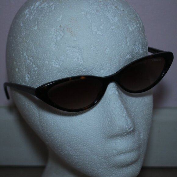 Vogue Gigi Hadid Small Cat Eye Tortoise Sunglasses Y2K 2000s EXC main image 5